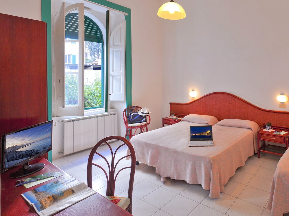 ECONOMY, DOUBLE OR TWIN BED