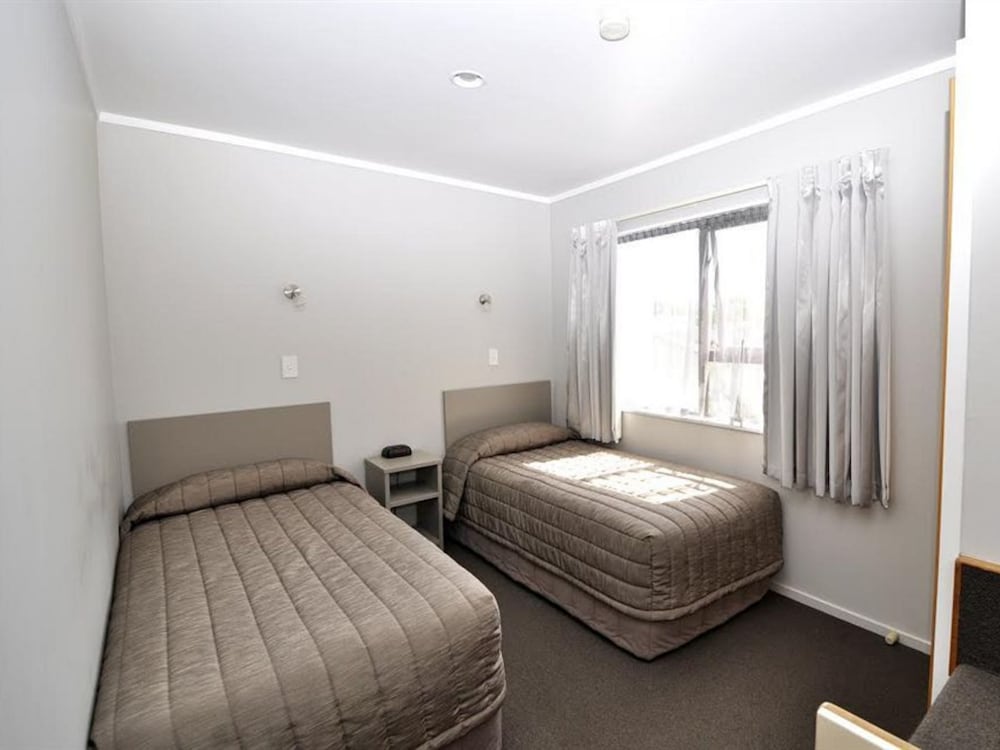 Knightsbridge Court Motor Lodge 16/37