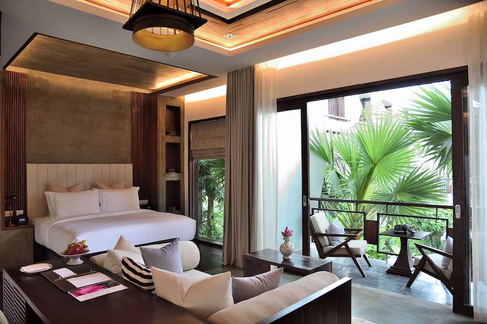 JUNIOR SUITE, KING BED, POOL VIEW