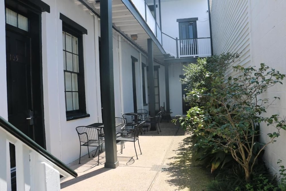 The Garden District Hotel 38/46