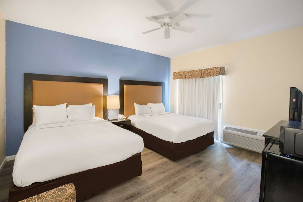 Days Inn by Wyndham Mackinaw City/Bridgeview Area 13/61