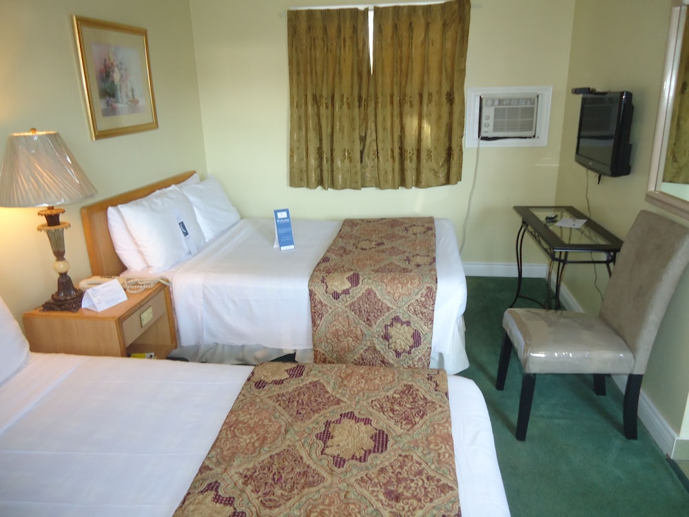 Bayside Inn & Waterfront Suites 21/40