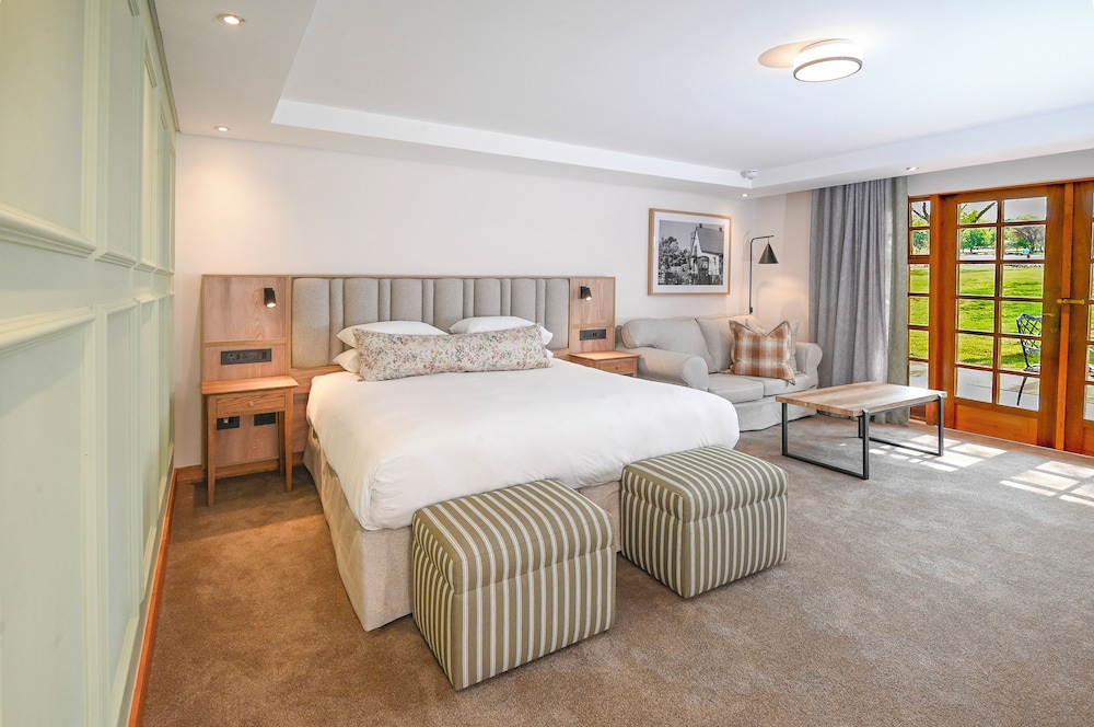 Guest Room, King Bed, Lake View, Patio