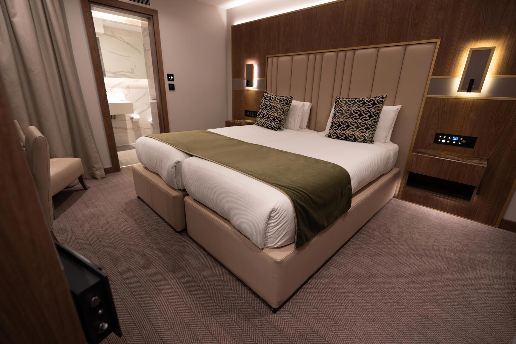 DELUXE, DOUBLE OR TWIN BED