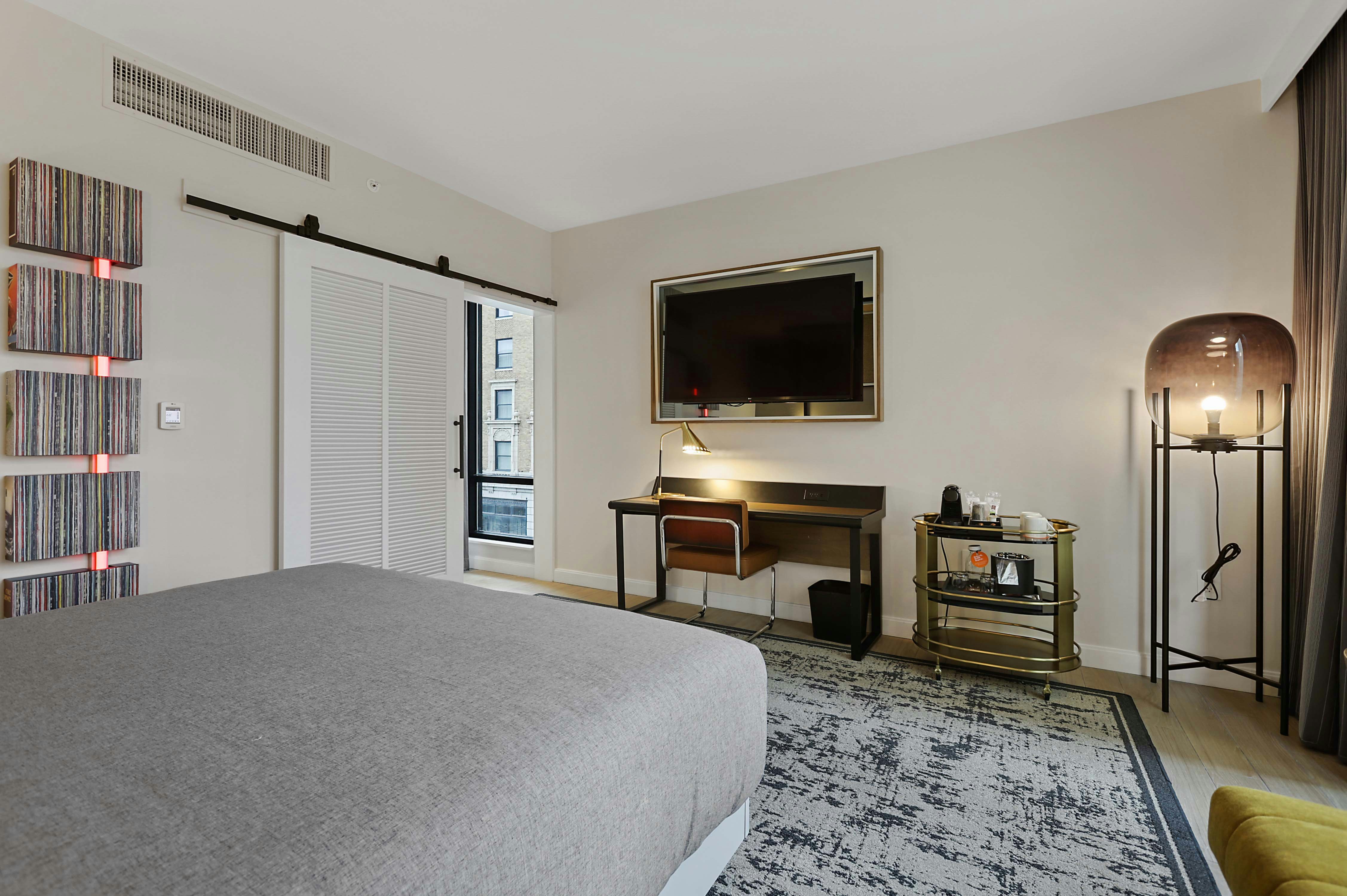 ROOM, KING BED, CORNER