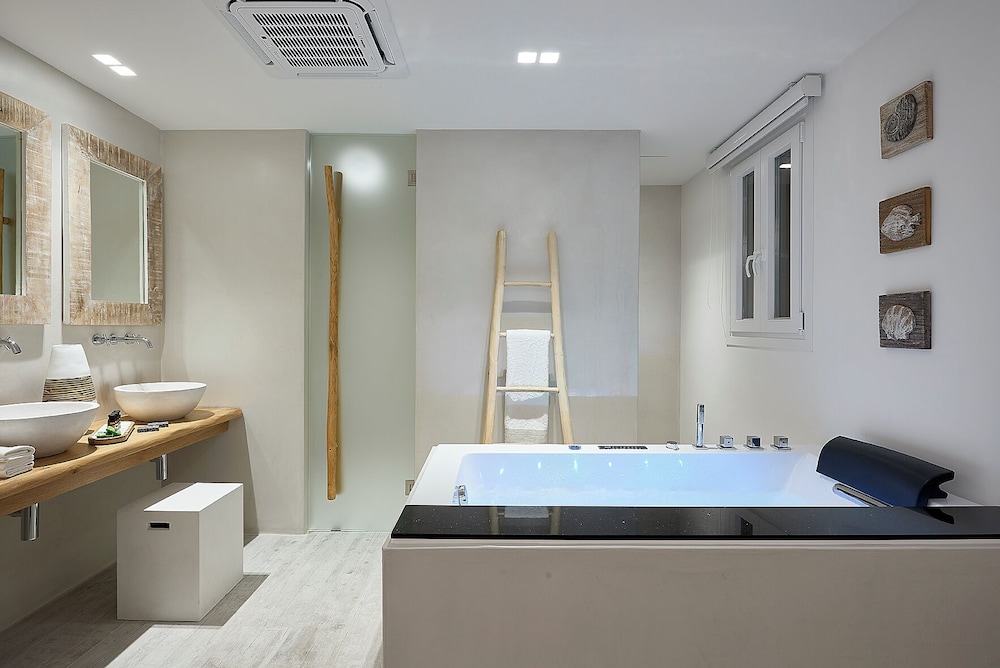 Nirome Luxury Suites 46/50