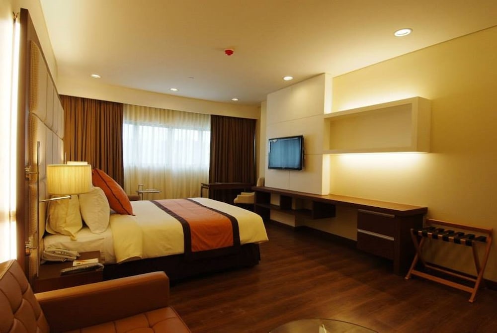SAN TOMAS SUITES 9/29