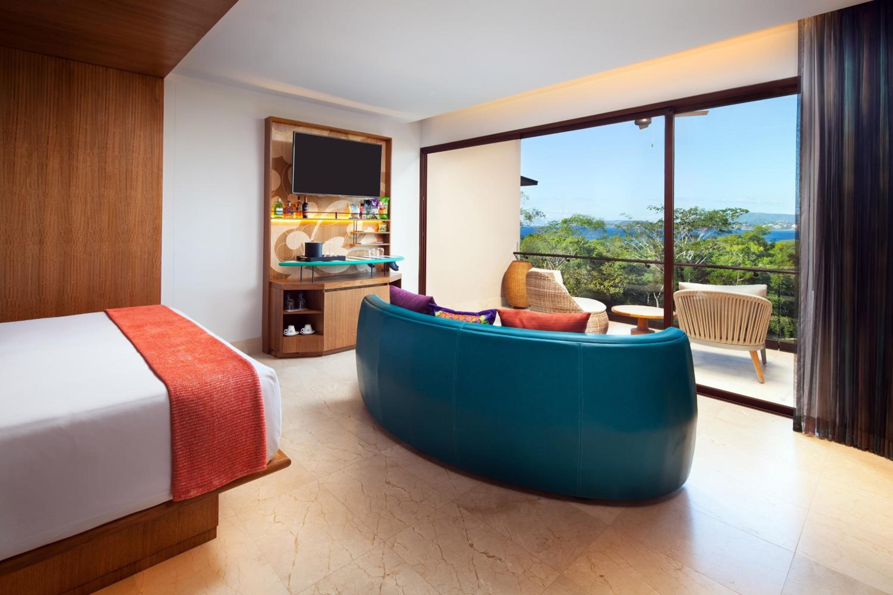 Deluxe, King Bed, Partial Ocean View, Sofa
