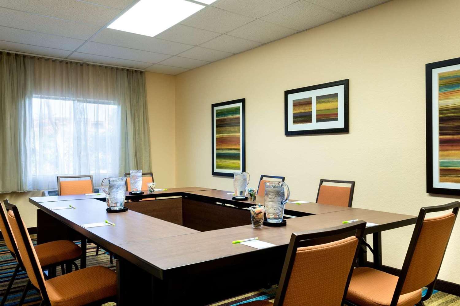 Country Inn & Suites by Radisson, Phoenix Airport, AZ 35/46
