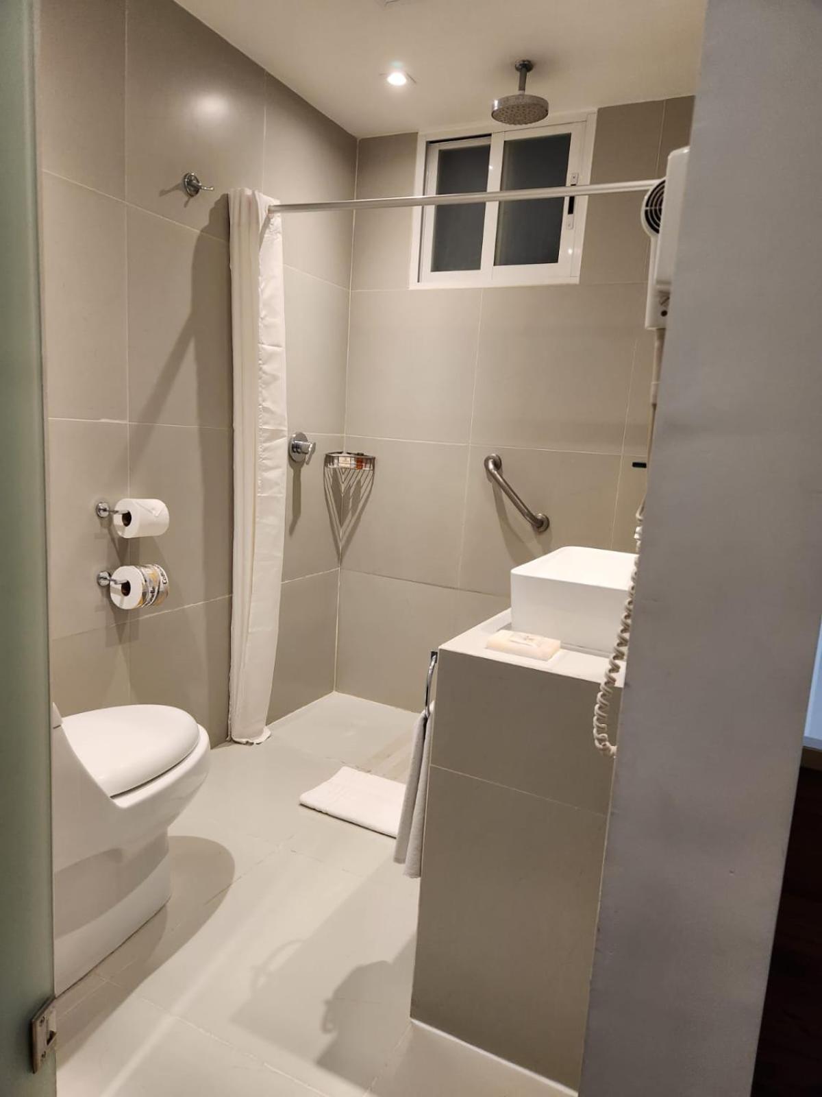 جناح جونيور، The Ritz Ex Tulip Inn 8/10