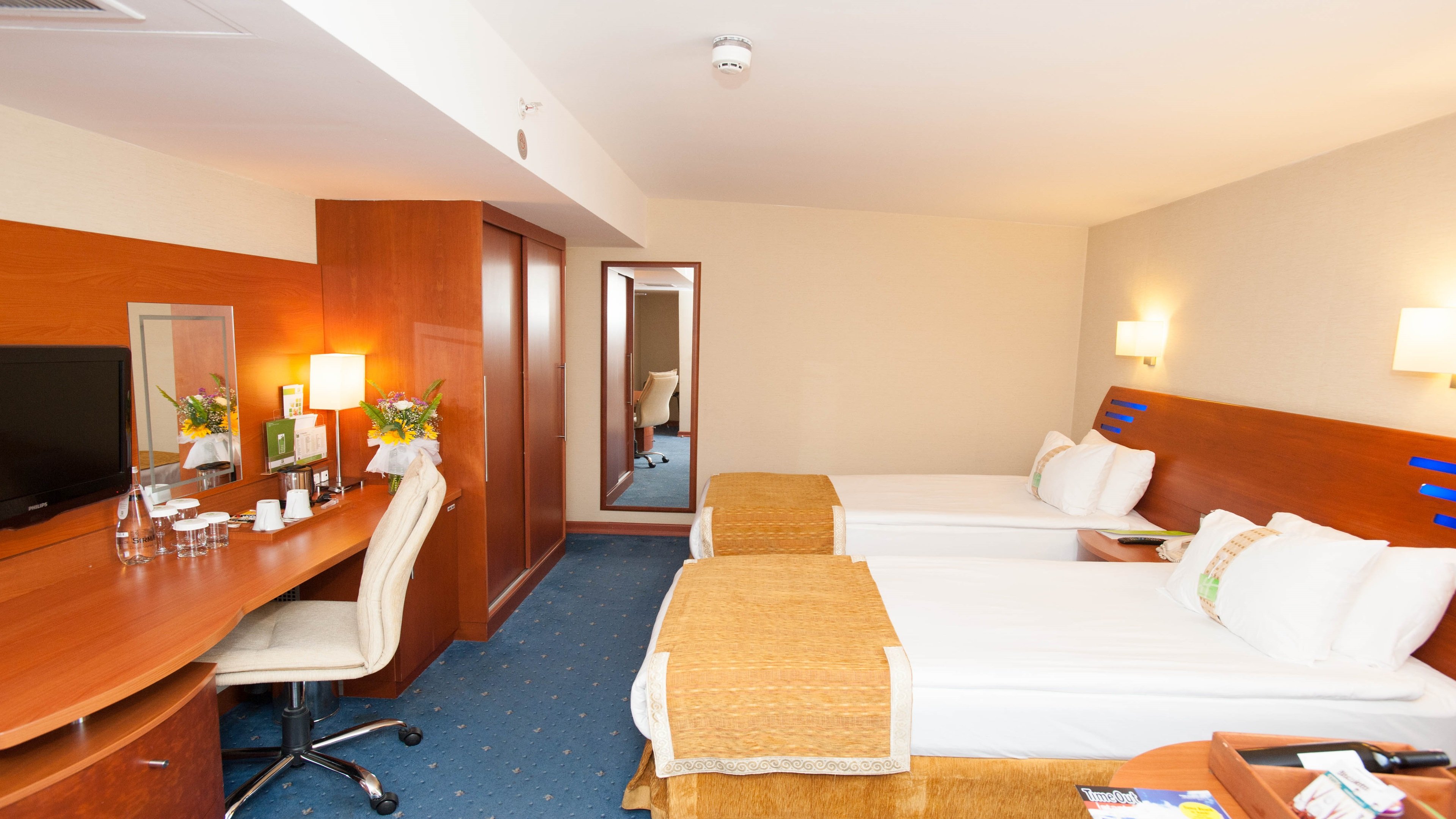 Room, Twin Beds, Smoking