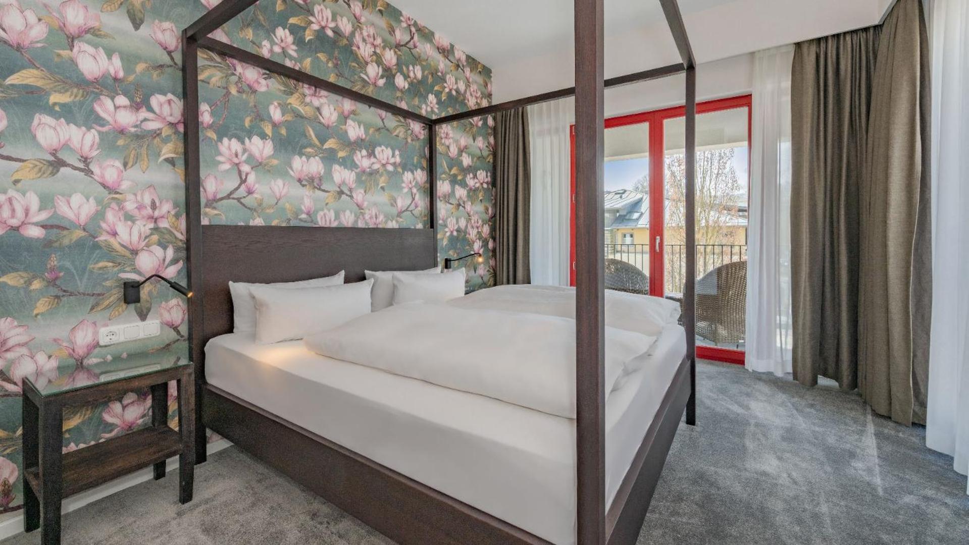 Junior Suite, Land Side