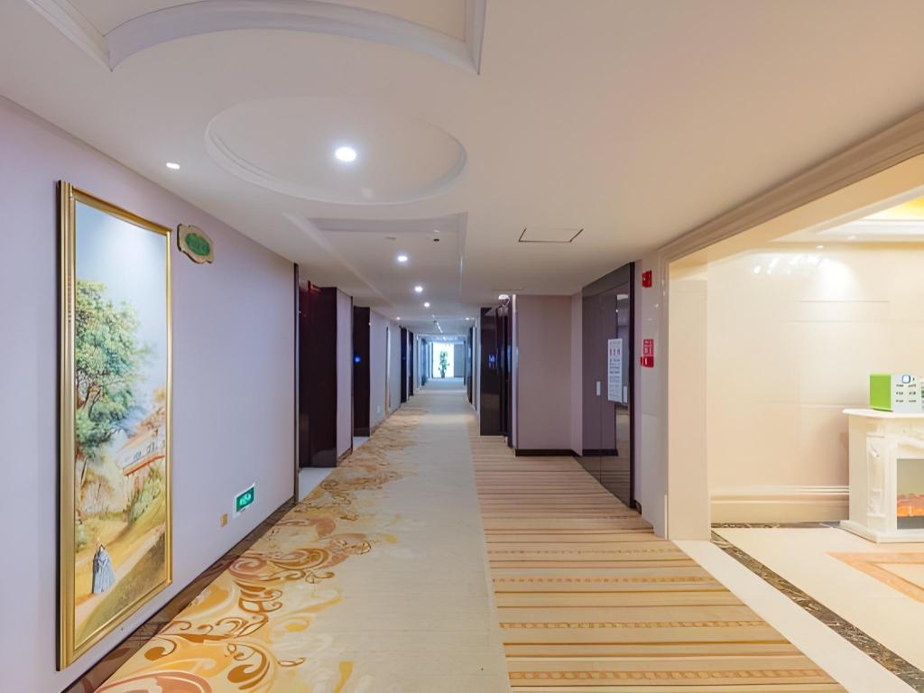 Vienna International Hotel (Zhongshan North Station) 45/57