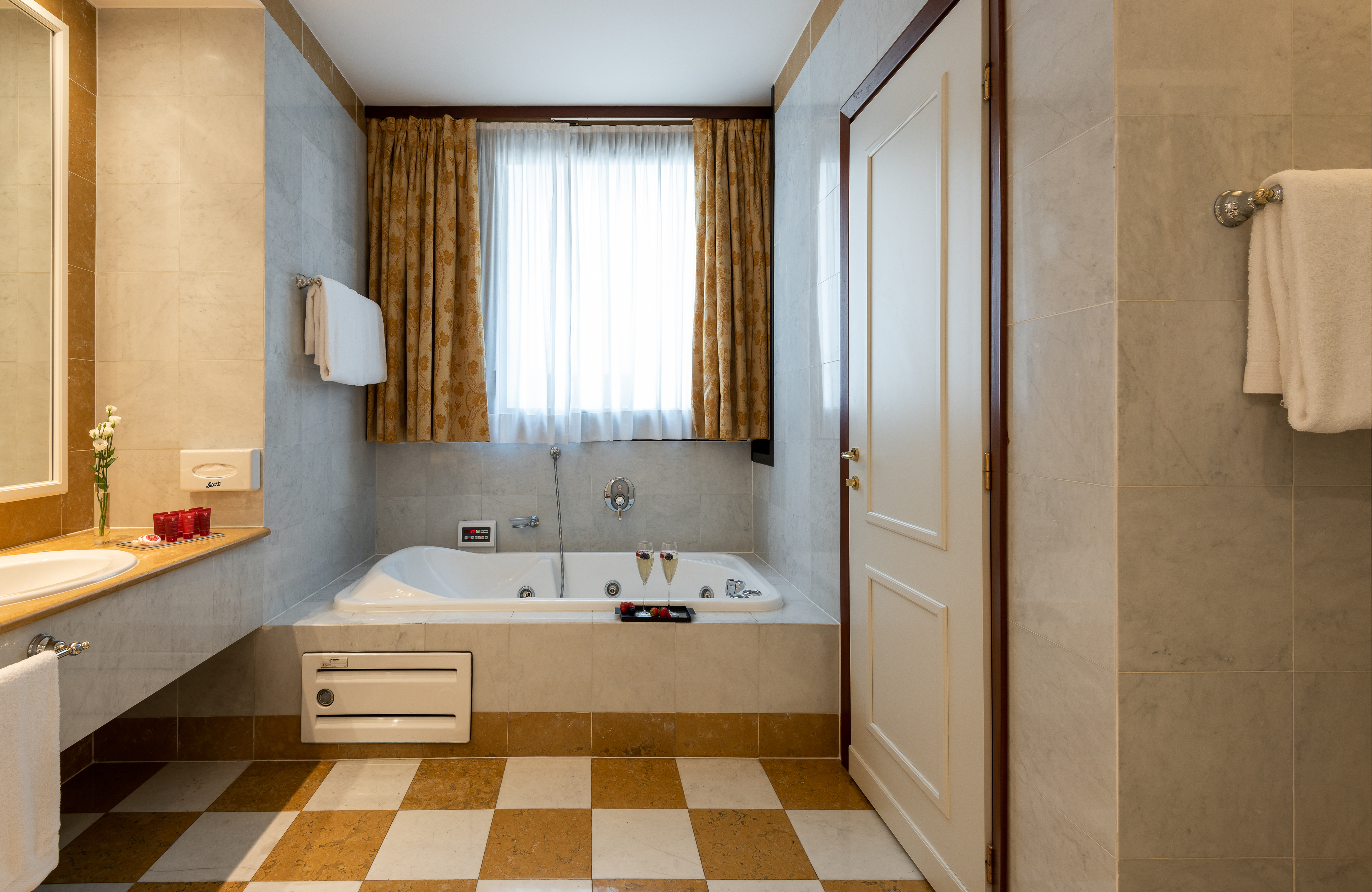 جناح ثلاثي، Leonardo Hotel Milan City Center 3/3