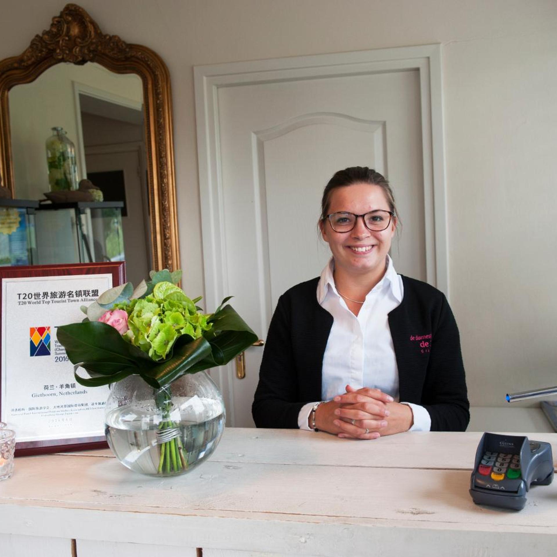 De Dames Van De Jonge Hotel 5/40