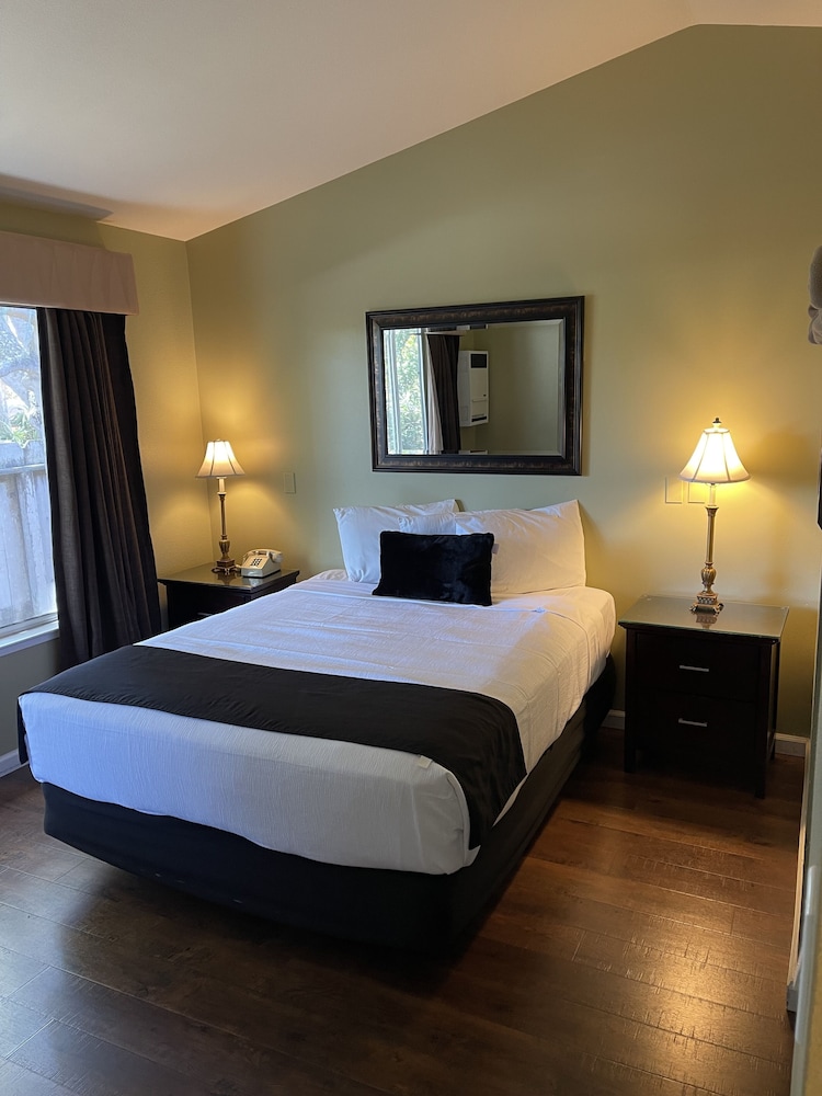 Standard, Queen Bed