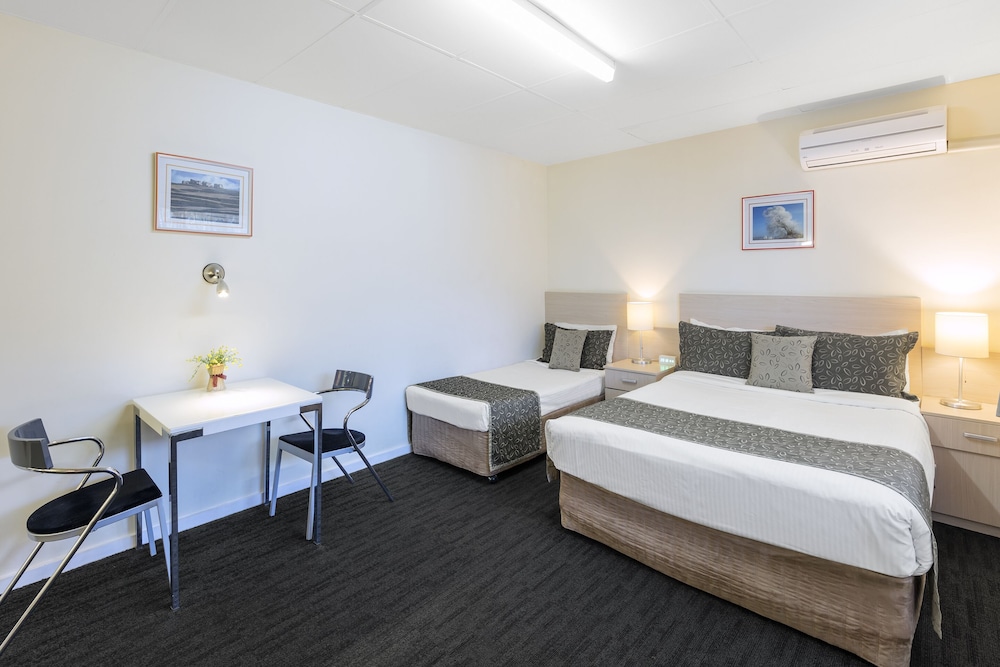 DELUXE, 1 QUEEN AND 1 SINGLE BED