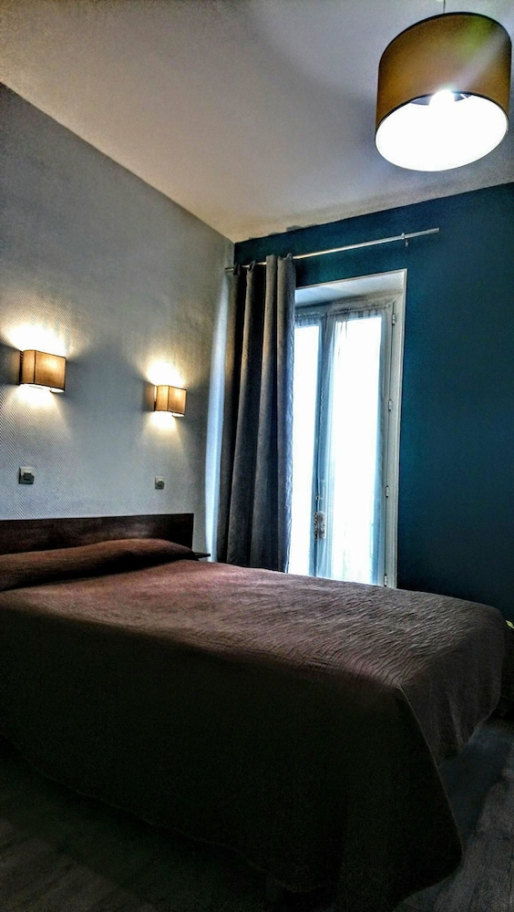 Acacia Hotel 12/20