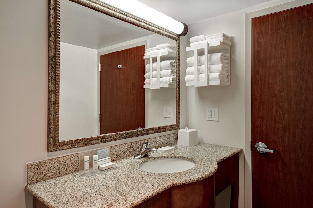 Hampton Inn & Suites Alexandria Old Town Area South 25/54