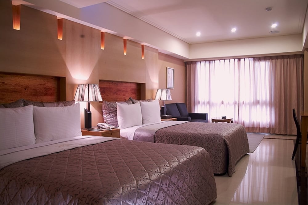 DELUXE, QUADRUPLE, 2 DOUBLE BEDS