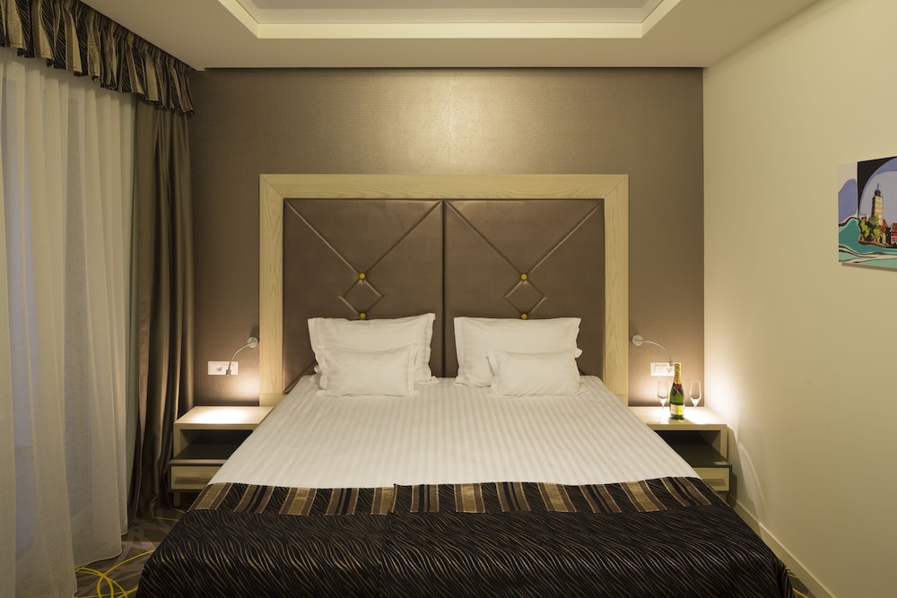 Exclusive Hotel More 3/28