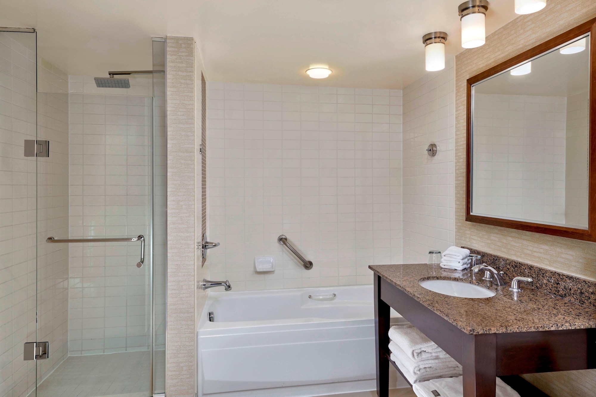 جناح بسرير كوين بغرفة نوم واحدة مع أريكة، Westin Trillium House Blue Mountain 4/5