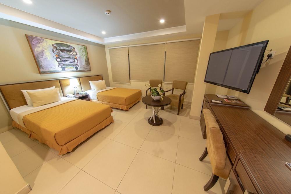 FrankieS Hotel 6/41