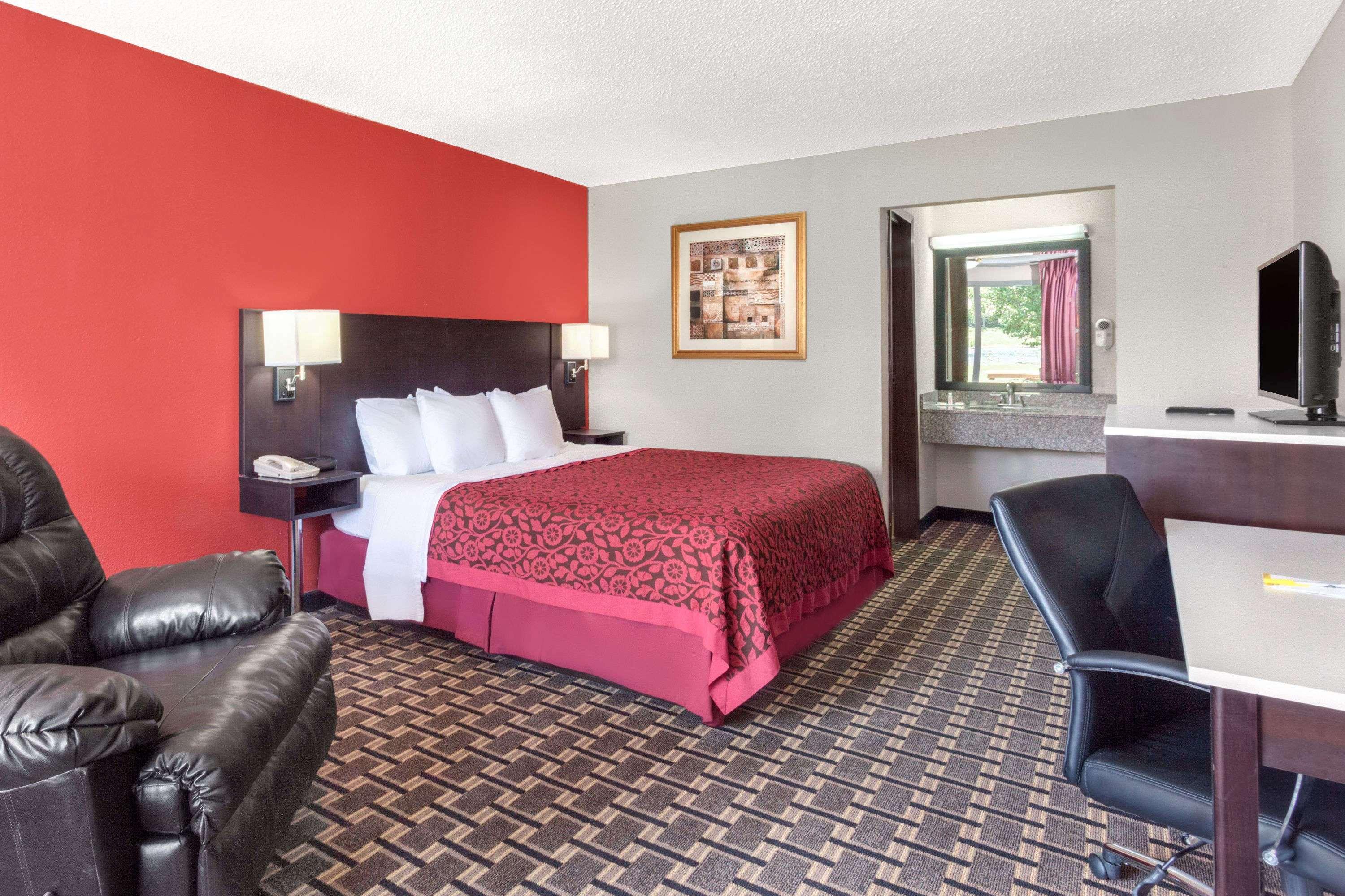 Days Inn By Wyndham Cullman 15/26