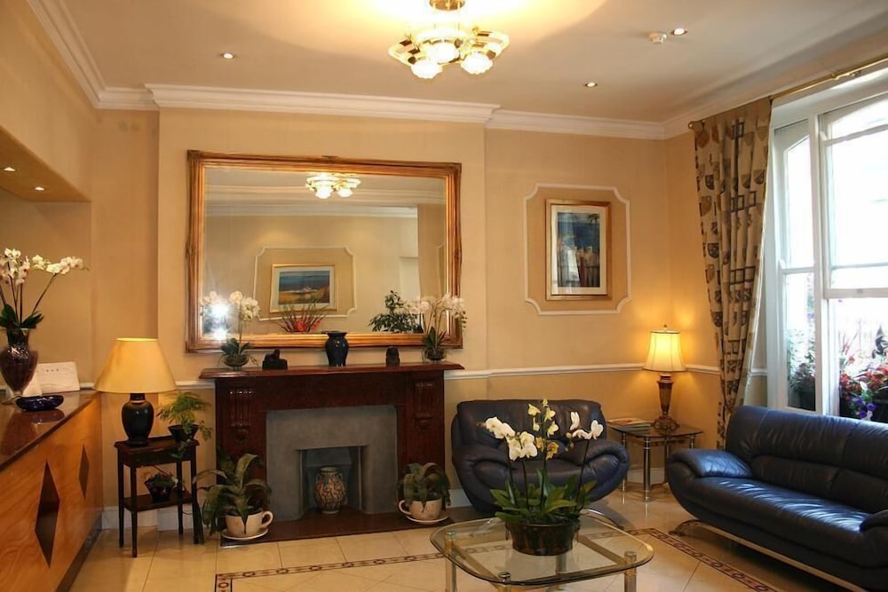 Avon Hotel 16/23