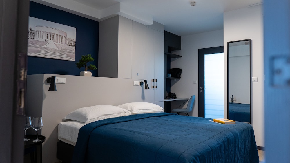 Hotel Blue 8/33