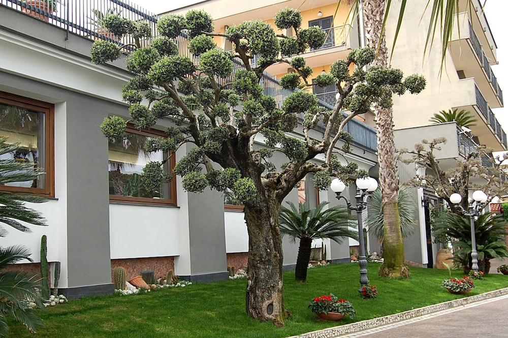 HOTEL RISTORANTE DONATO 65/73