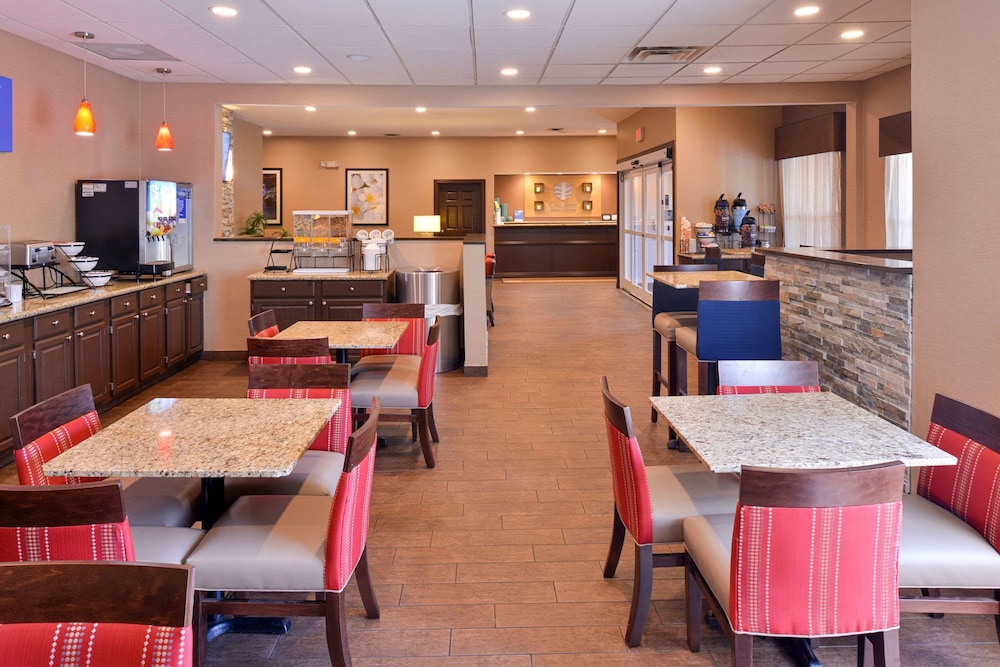 Comfort Inn & Suites Fayetteville-University Area 24/35