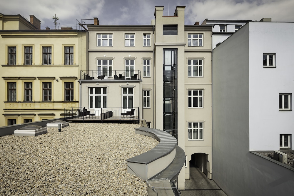 Elizabeth Suites 40/50