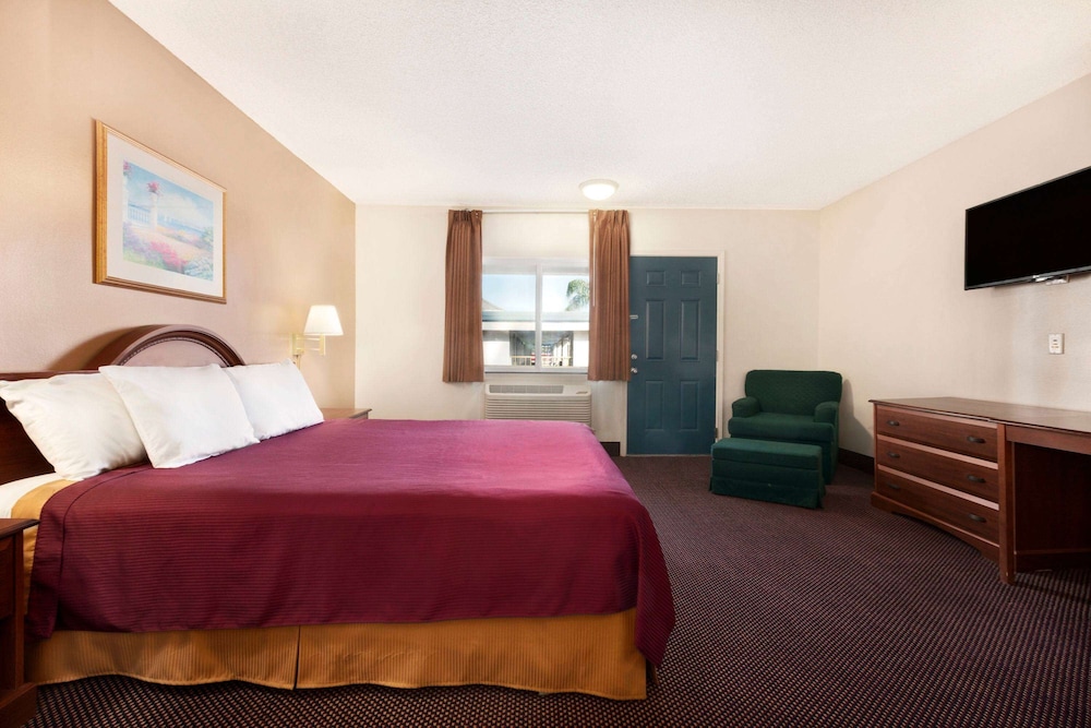 Travelodge By Wyndham Bakersfield 15/28