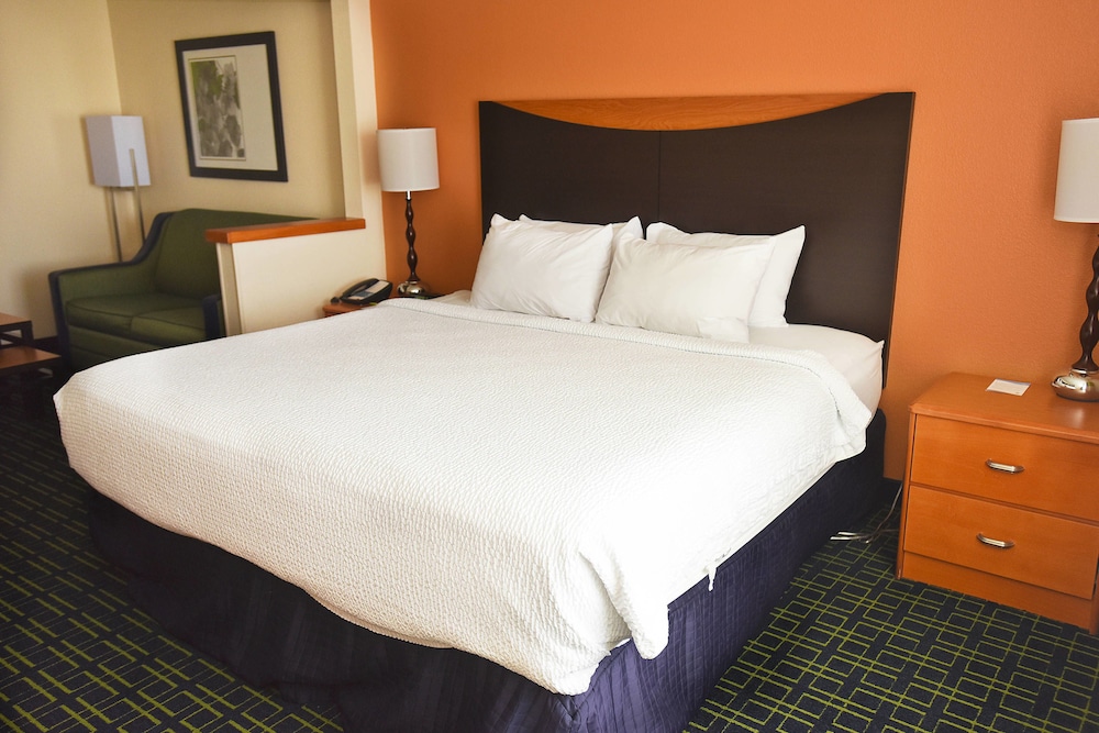 AmericInn by Wyndham Topeka 16/37