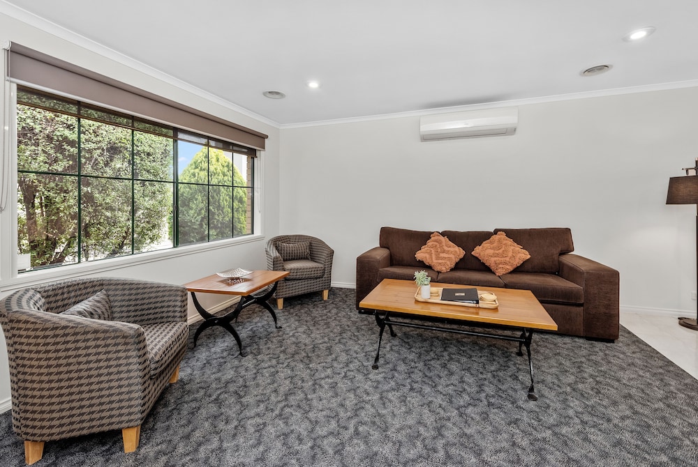 Fawkner Suites Serviced Apartments 42/64