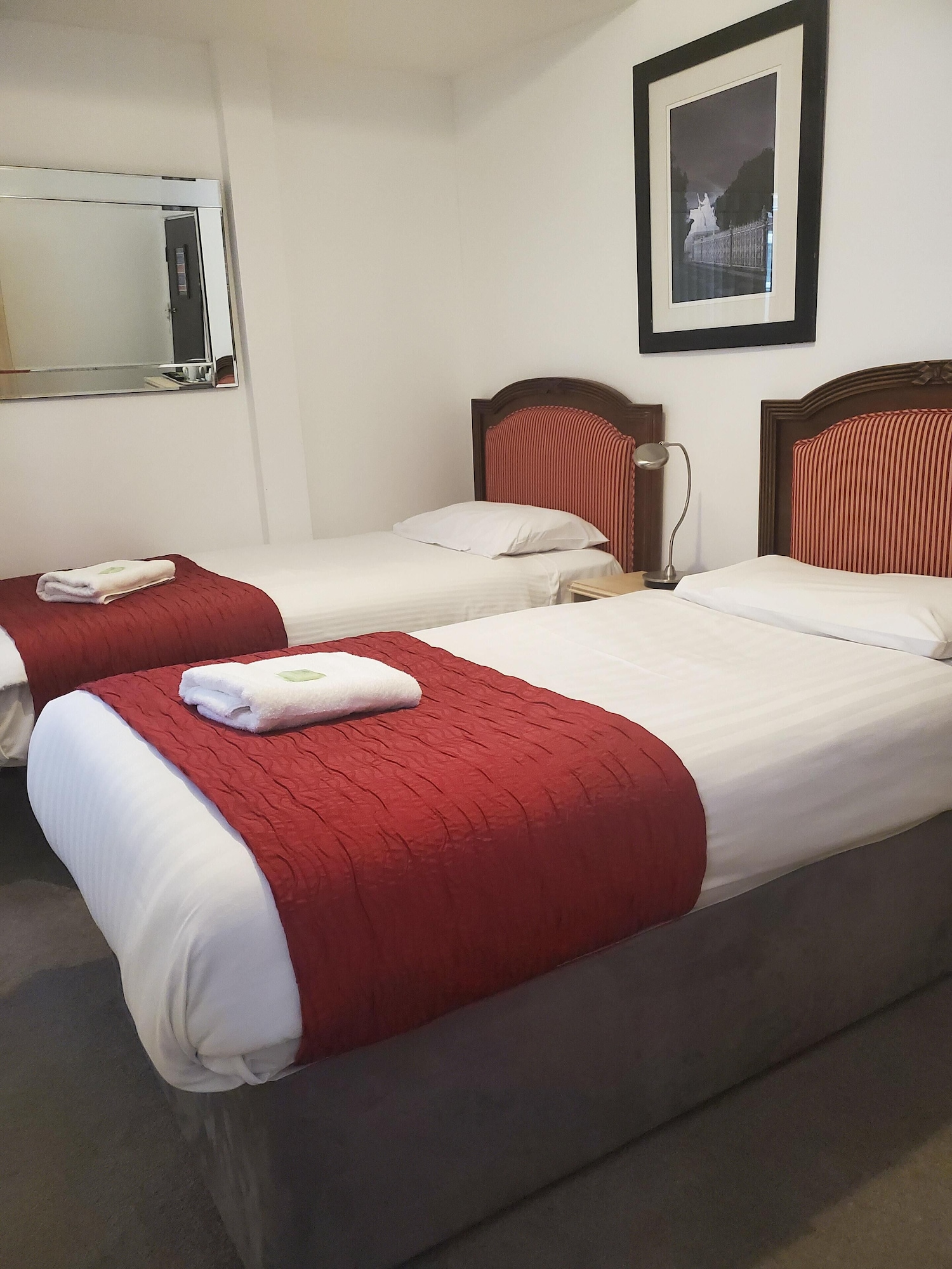 ROOM, TWIN BEDS