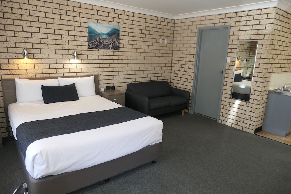 غرفة تنفيذية بسرير كوين بمطبخ صغير