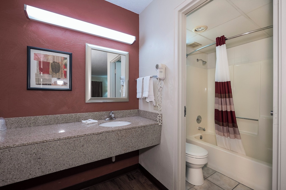 Red Roof Inn and Suites Cleveland - Elyria 61/64