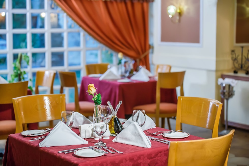 restaurant cafeteria