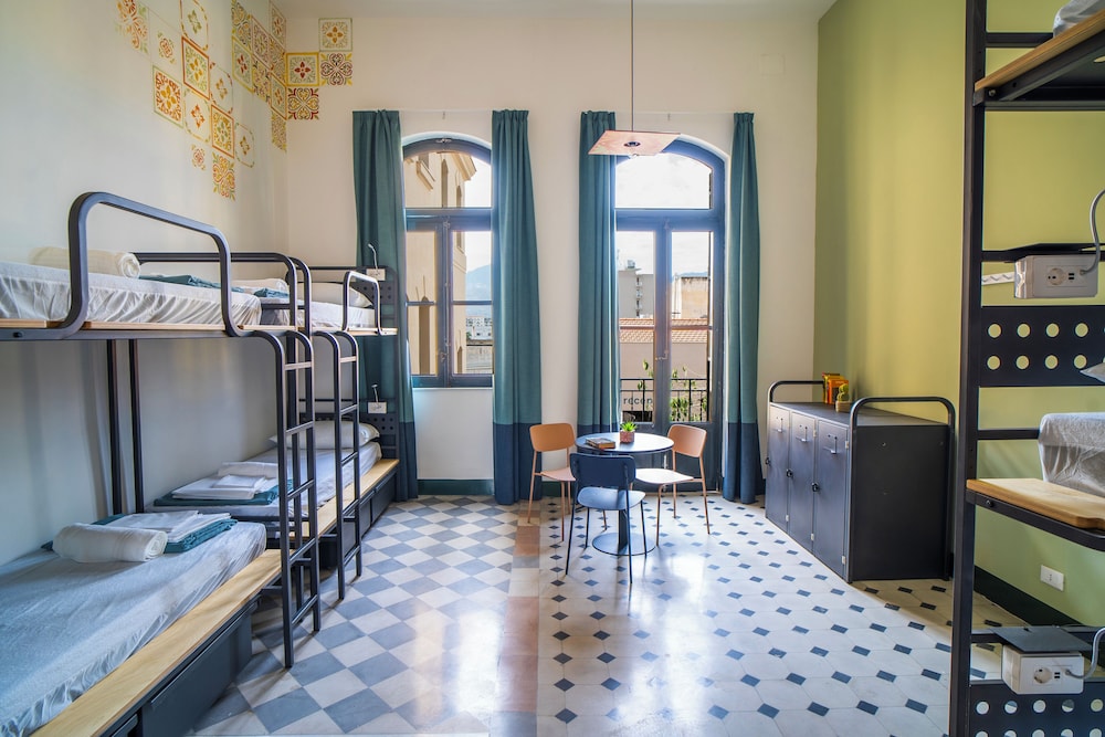 MIXED DORM, 8 BEDS