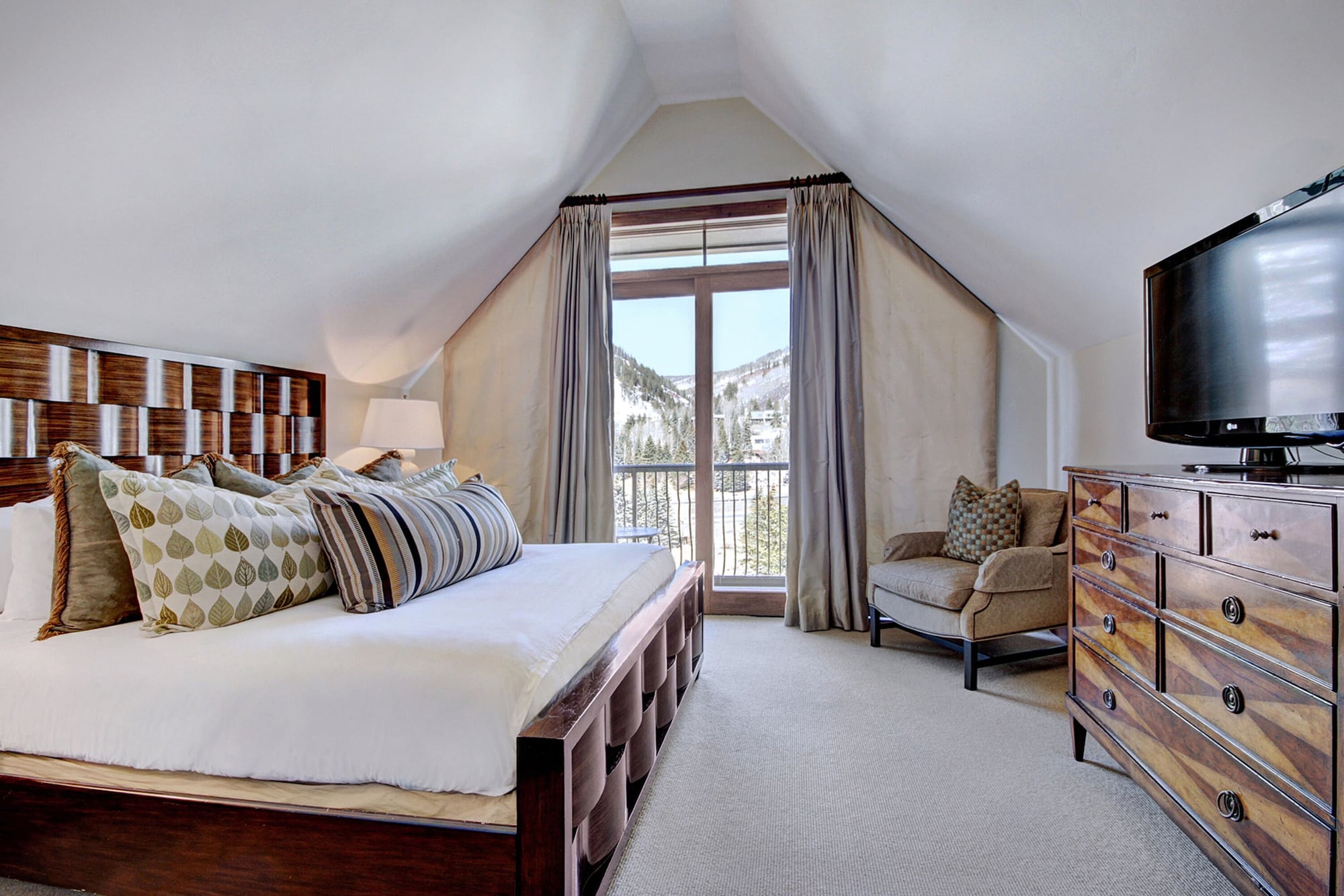 4 Bedrooms, Residence, King Bed, 2 Queen and Twin Beds, Valley View