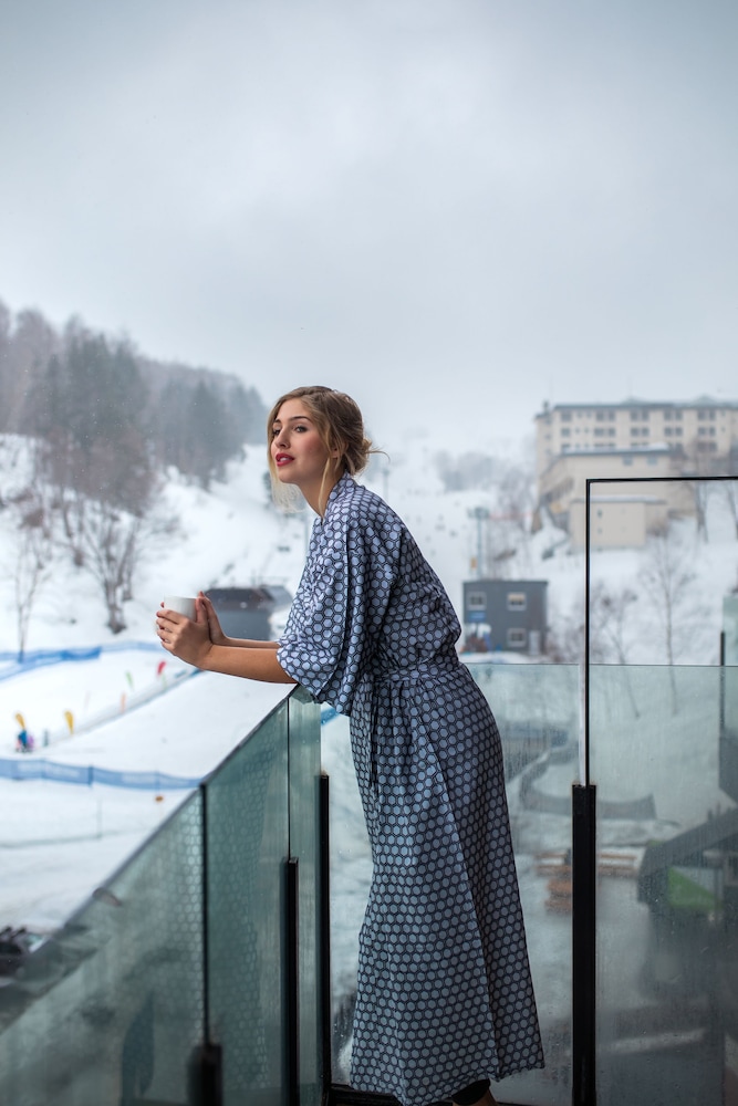 The Vale Niseko 8/50