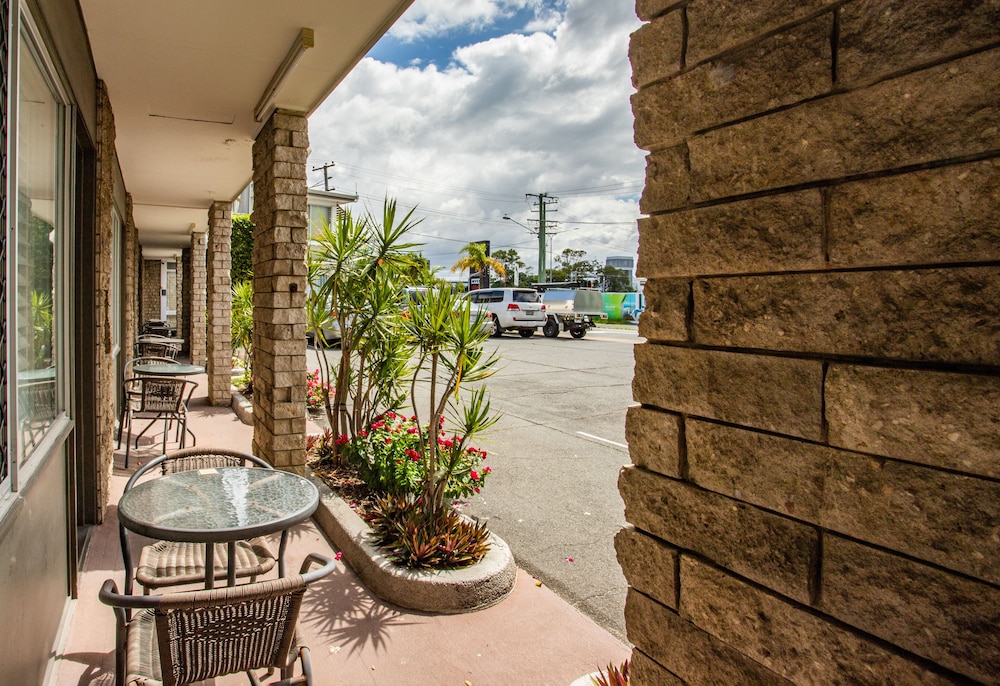 Tropicana Motel 6/50