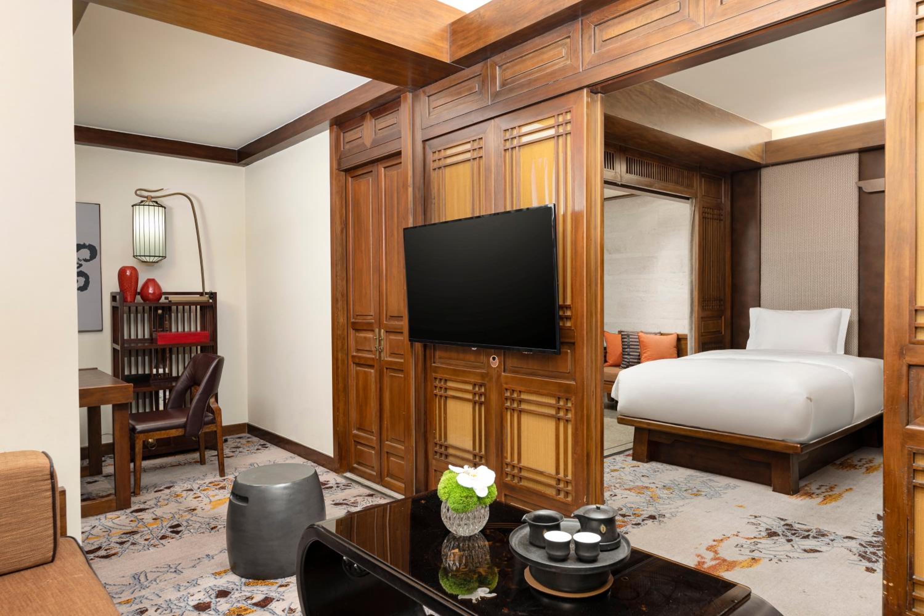 جناح جونيور بسرير فردي مع دخول صالة النادي، INTERCONTINENTAL LIJIANG ANCIENT TOWN RESORT 8/8