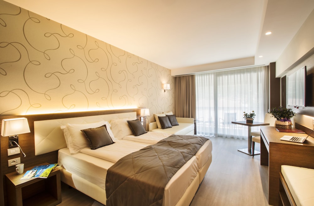 Hotel Bisesti 7/50
