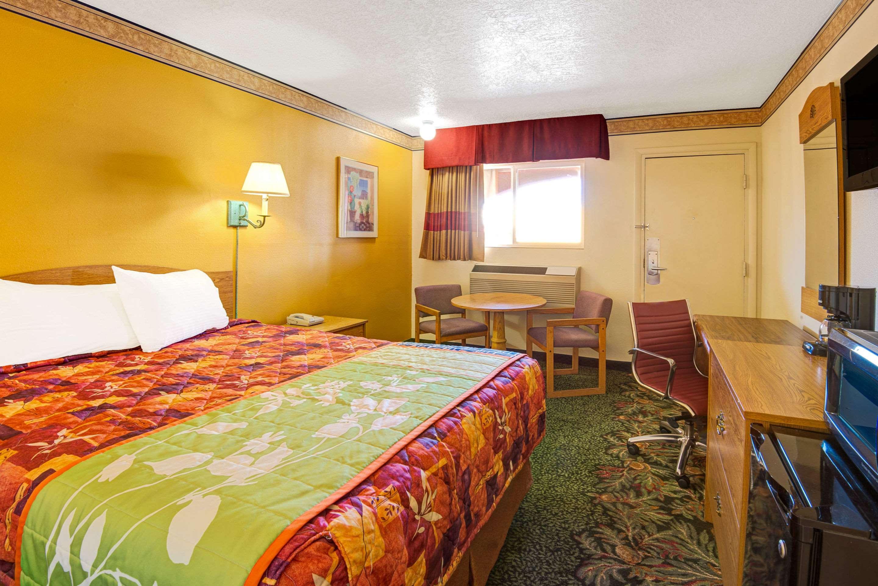 ROOM, QUEEN BED