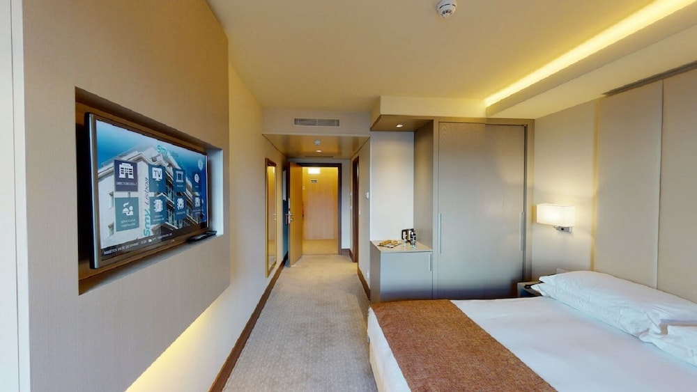 SUPERIOR, DOUBLE OR TWIN BED