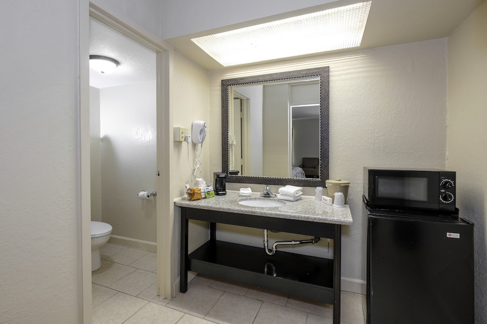 غرفة ديلوكس بسريرين مزدوجين بإطلالة على المسبح، Red Roof Inn Hot Springs 9/10