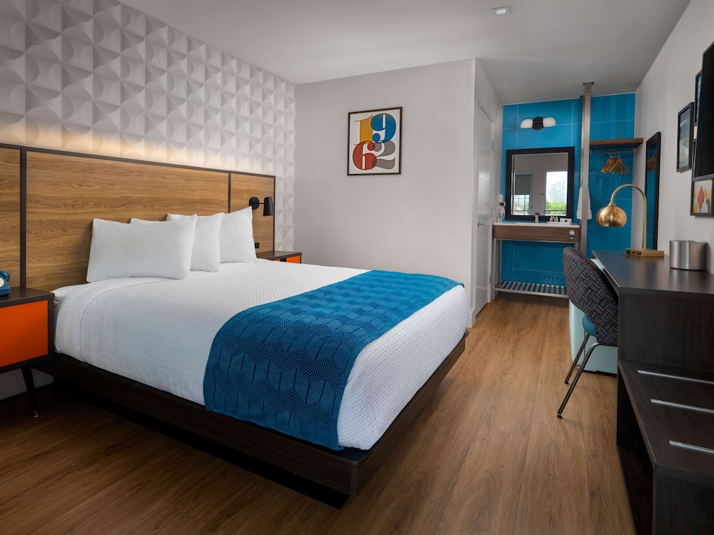 DELUXE, QUEEN BED